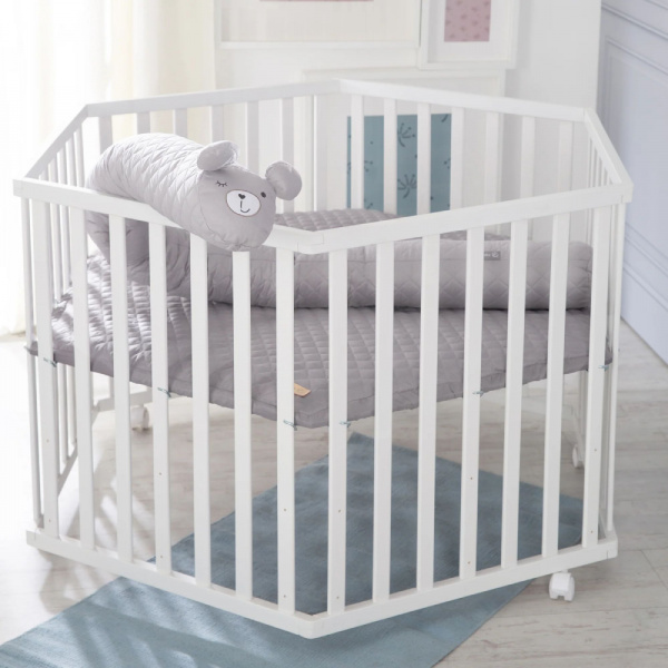 Parc bébé hexagonal sur roulettes bois blanc et tapis de parc gris Roba