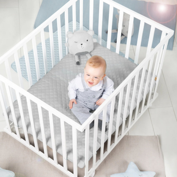 Parc bébé 75 x 100 cm bois blanc et tapis de parc gris Roba