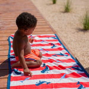 Serviette de plage coton 135 x 65 cm - baleine rouge Swim essentials
