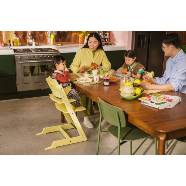 Pack chaise haute tripp trapp avec son baby set et sa tablette lemon yellow Stokke