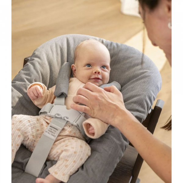 Pack chaise haute tripp trapp avec son newborn set et son baby set gris tempête Stokke