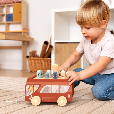 Bus à tirer en bois avec jeu à marteler