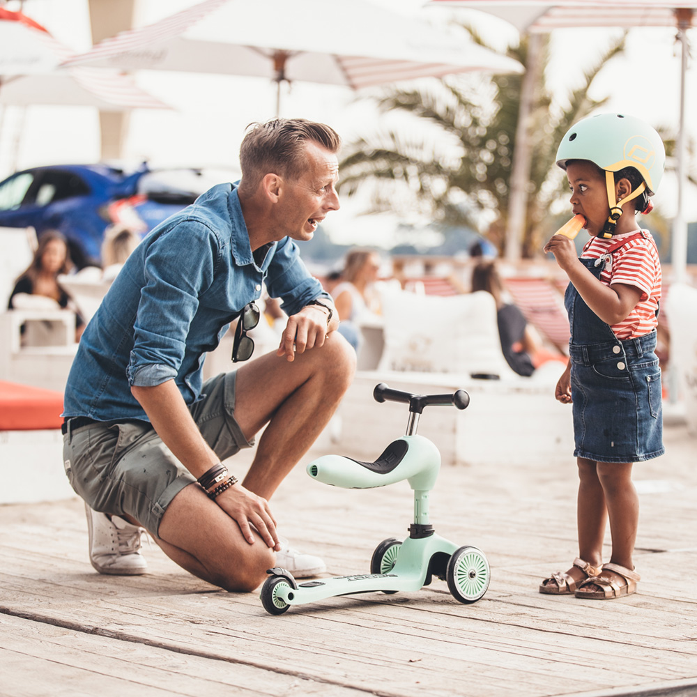 ᐅ Casque trottinette enfant XXS-S Noir et Or Scoot and Ride