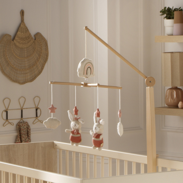 Mobile en bois petit coeur Sauthon baby deco