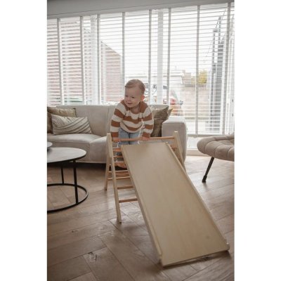 Triangle d'escalade en bois avec toboggan