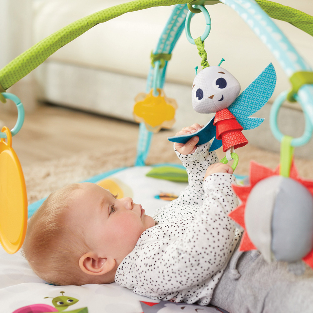 Tapis d'éveil gymini avec arches - dans la prairie de Tiny love sur allobébé