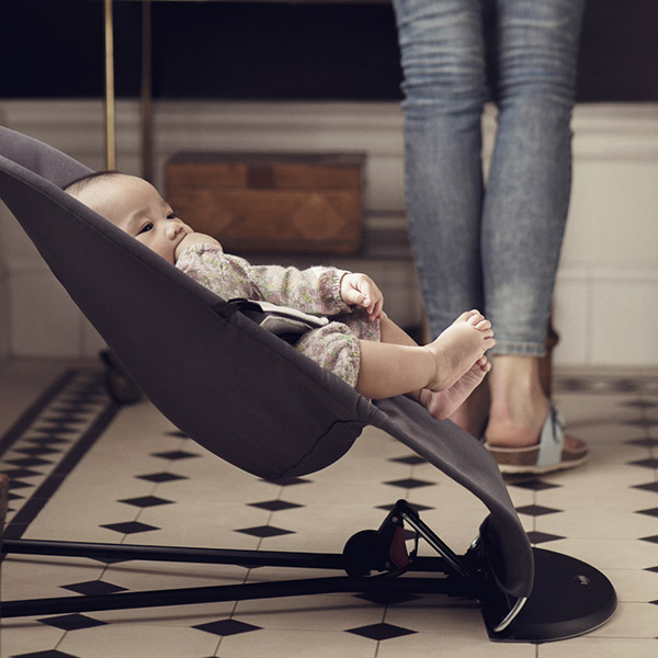 Transat bébé balance soft vert sauge et gris clair Babybjorn