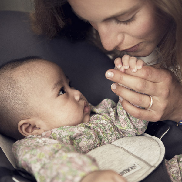 Transat bébé balance soft vert sauge et gris clair Babybjorn